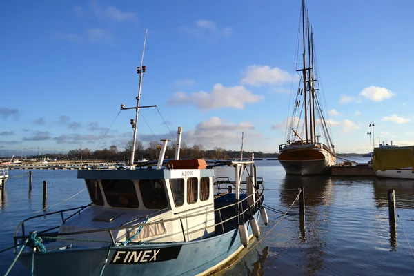 Petit navire dans le port d'Helsinki — Photo