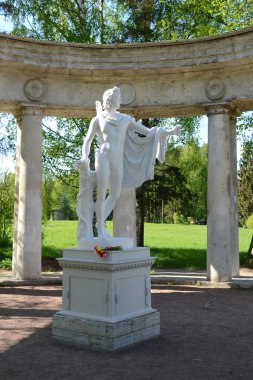 pavlovsk Yunan tanrısı heykeli