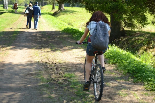 Kız yaz park üzerinde bisiklet sürmek — Stok fotoğraf