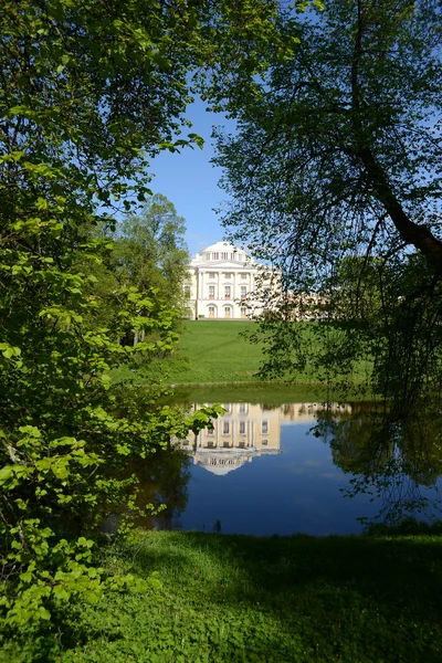 Palace on hill in Pavlovsk park — Stock Photo, Image