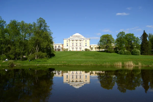 Palace on hill in Pavlovsk park — Stock Photo, Image