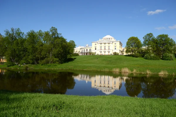 Palast auf dem Hügel im Pavlovsk Park — Stockfoto