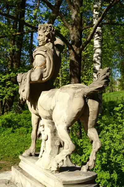 Standbeeld van de centaur in pavlovsk — Stockfoto