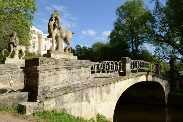 De oude brug in pavlovsk park — Stockfoto