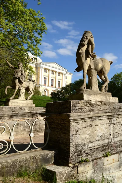 Fragment van de oude brug in pavlovsk park — Stockfoto