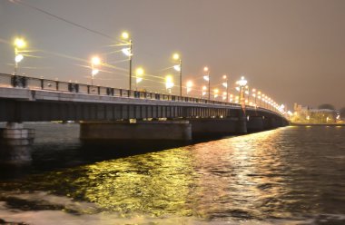 Riga ışıklı köprü