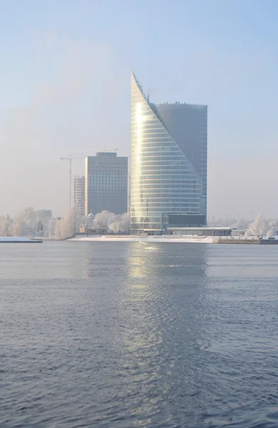 O novo edifício moderno em Riga — Fotografia de Stock