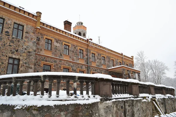 Alte burg mit turm in sigulda — Stockfoto