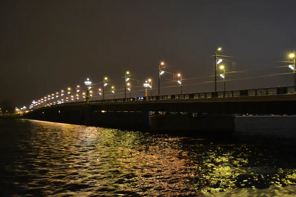 Ponte iluminada em Riga — Fotografia de Stock