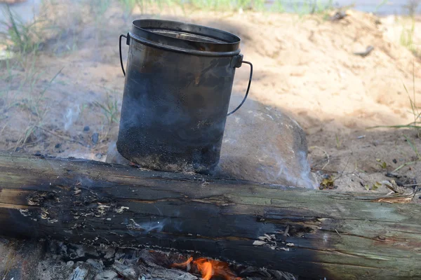 Panela em uma fogueira — Fotografia de Stock