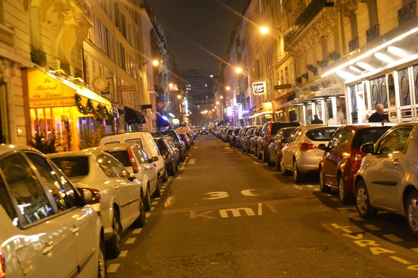 La calle en el centro de París por la noche —  Fotos de Stock