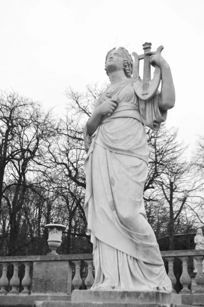 Статуя на вулицях Парижа — стокове фото