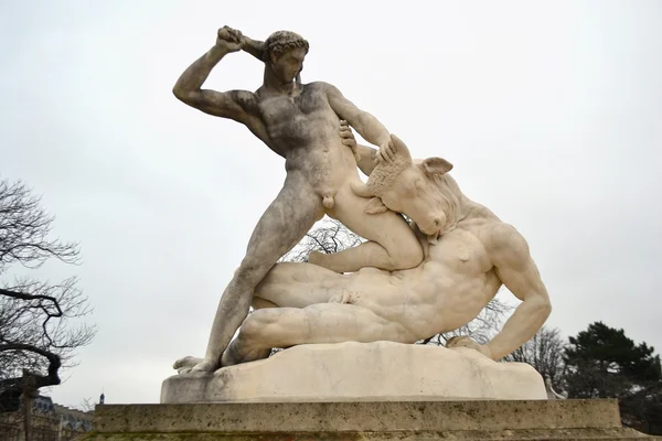Statua di Ercole e Minotauro nel giardino delle Tuileries — Foto Stock