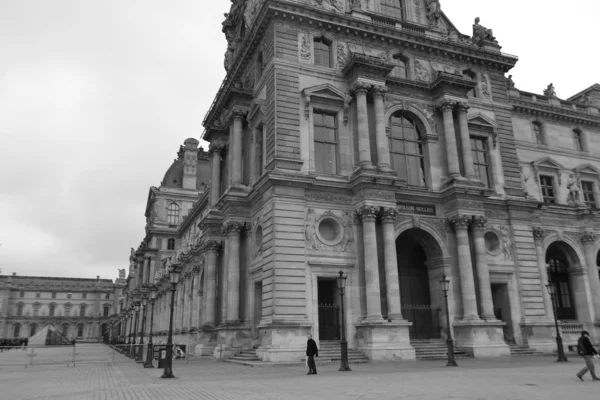 Музей Лувр у Парижі. — стокове фото