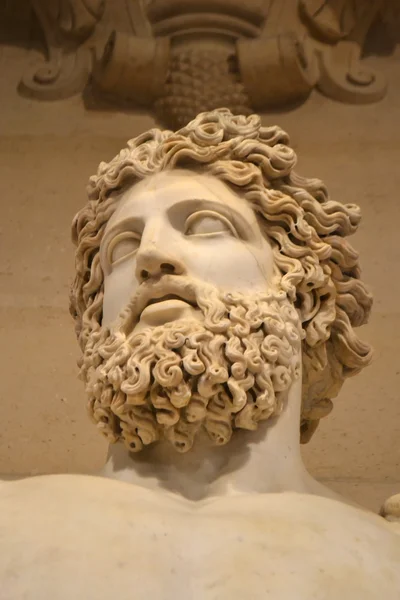 Ancient Roman statue in the Louvre — Stock Photo, Image