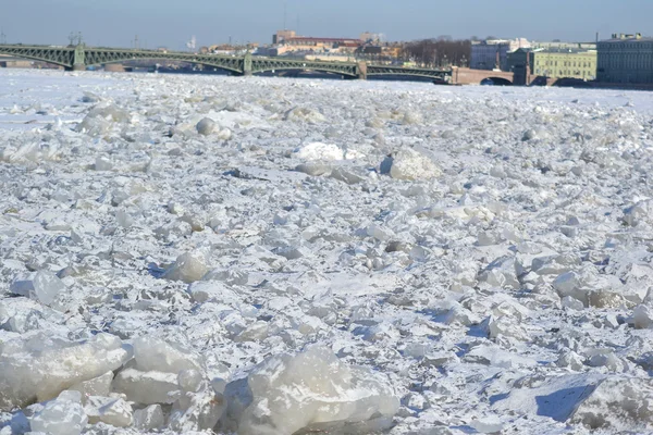 Зимняя Нева в Санкт-Петербурге — стоковое фото