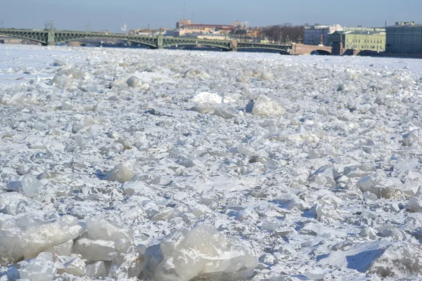 Winter neva fluss in st. peterburg — Stockfoto