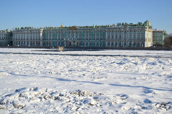 Palacio de Invierno y río Neva congelado — Foto de Stock