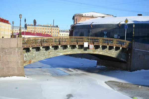 Kış büyük ahırları köprüsünde — Stok fotoğraf