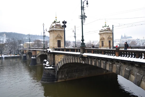 プラハ中心部の古い橋 — ストック写真