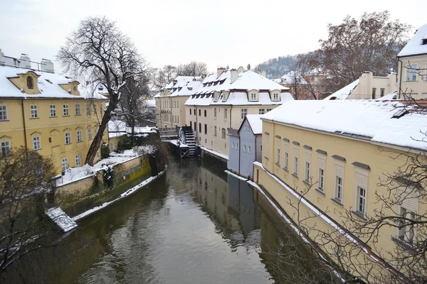 Rivière Certovka dans le vieux centre de Prague . — Photo