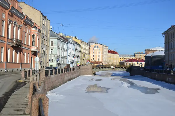 Uitzicht op de rivier moika in winter — Stockfoto