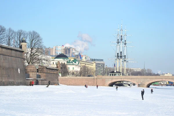 Peter and Paul Fortress and the frozen river Neva — Stock Photo, Image