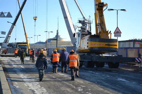 Reparationsarbeten på palace bridge i Sankt Petersburg — Stockfoto