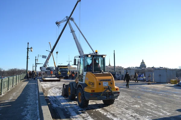 Trabajos de reparación del Puente del Palacio de San Petersburgo — Foto de Stock
