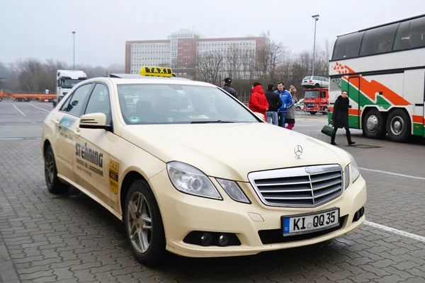 Mercedes taxi auto in de haven van hamburg — Stockfoto