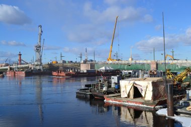 neva Nehri üzerinde inşaat malzemeleri