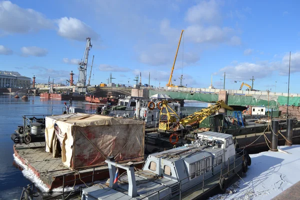 Materiaal van de bouw op de rivier neva — Stockfoto