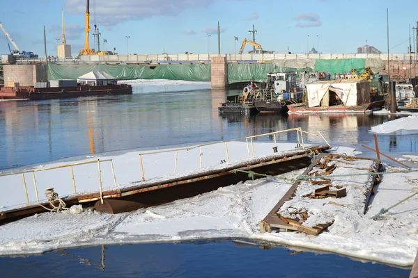 Uitzicht op de rivier de neva — Stockfoto