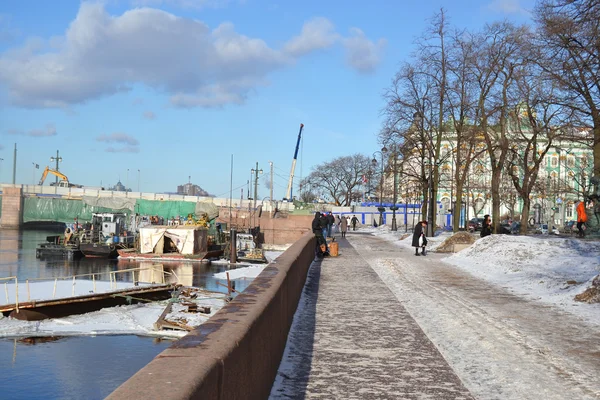 宫堤工程在冬季涅瓦河 — 图库照片