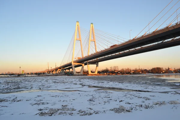 Puente Obujovsky a través del río Neva —  Fotos de Stock