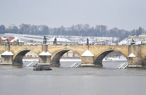 Alte Karlsbrücke in der Stadt Prag — Stockfoto