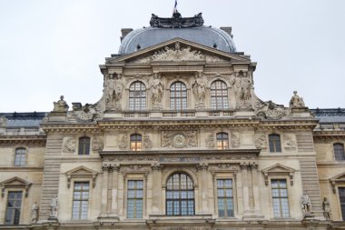 Paris 'teki Louvre Müzesi