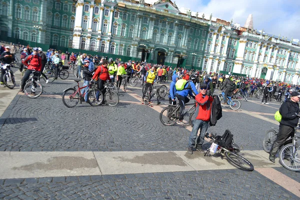 Завершить велоспорт на Дворцовой площади Санкт-Петербурга — стоковое фото