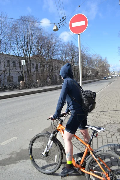 Girl cyclist on street of St.Petersburg — Stock Photo, Image