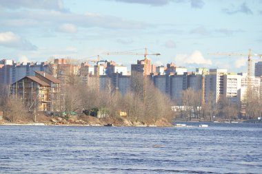 St. Petersburg 'un dışındaki Neva nehri kıyısında.