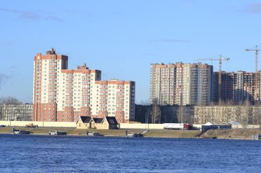St. Petersburg 'un dışındaki Neva nehri kıyısında.