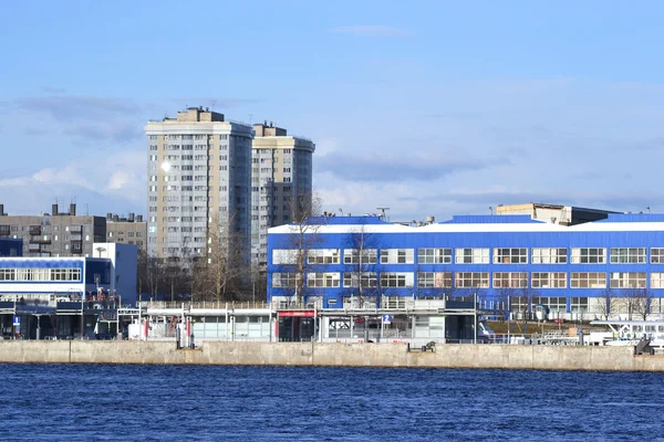 Orilla del río Neva en las afueras de San Petersburgo — Foto de Stock