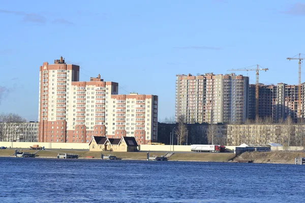Берег реки Невы на окраине Санкт-Петербурга — стоковое фото