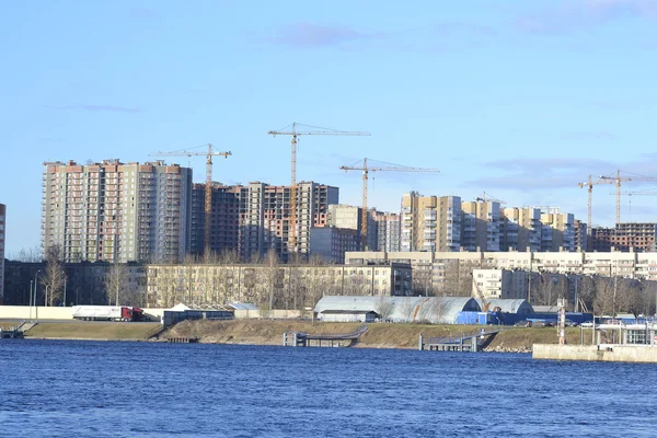Flodbanken Neva i utkanten av Sankt Petersburg — Stockfoto