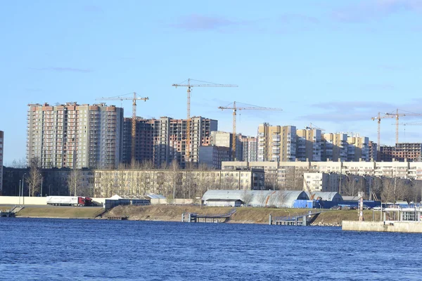 Tepi sungai Neva di pinggiran St. Petersburg — Stok Foto