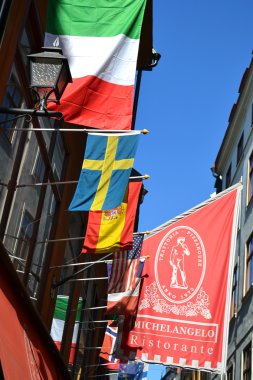 Stockholm sokakta bayrakları