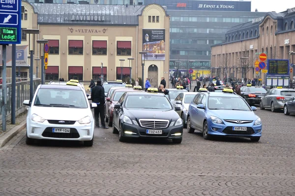 Parkeerplaats voor een taxi in de straat in helsinki — Stockfoto
