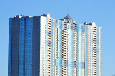 St. Petersburg 'un dışındaki modern bina.