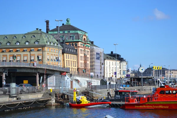 De embankment in centrum van stockholm — Stockfoto