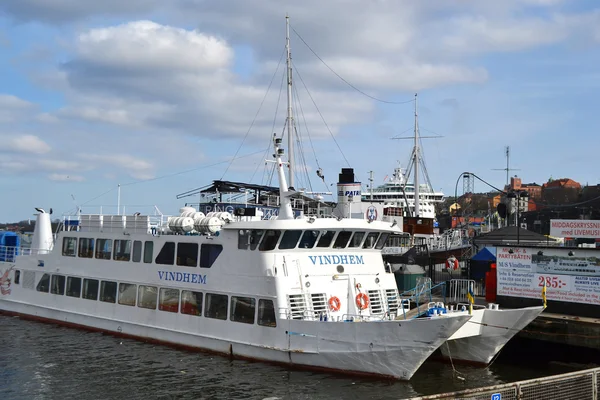 Barcos atracados en Estocolmo, Suecia — Foto de Stock